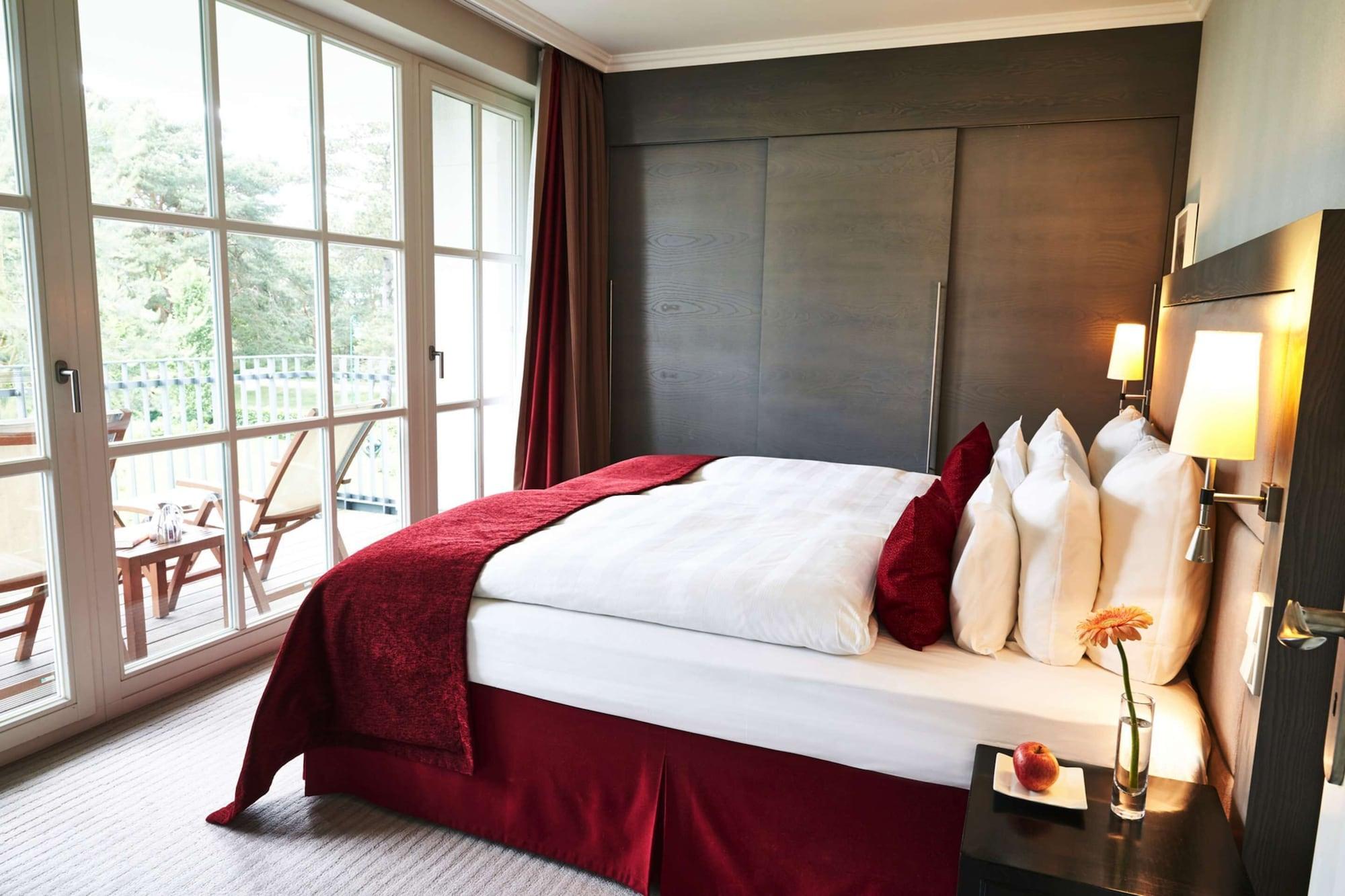 黑灵斯多夫史蒂根伯格水疗大酒店 塞巴特黑灵斯多夫 外观 照片 A bed with a bed skirt