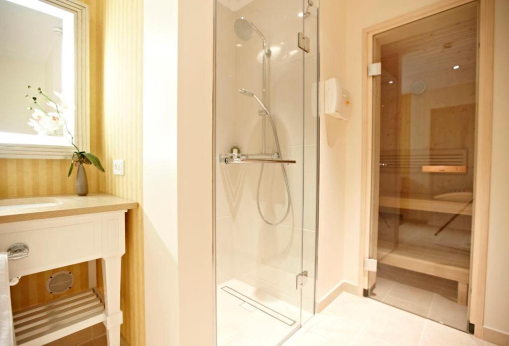 黑灵斯多夫史蒂根伯格水疗大酒店 塞巴特黑灵斯多夫 外观 照片 A shower enclosure